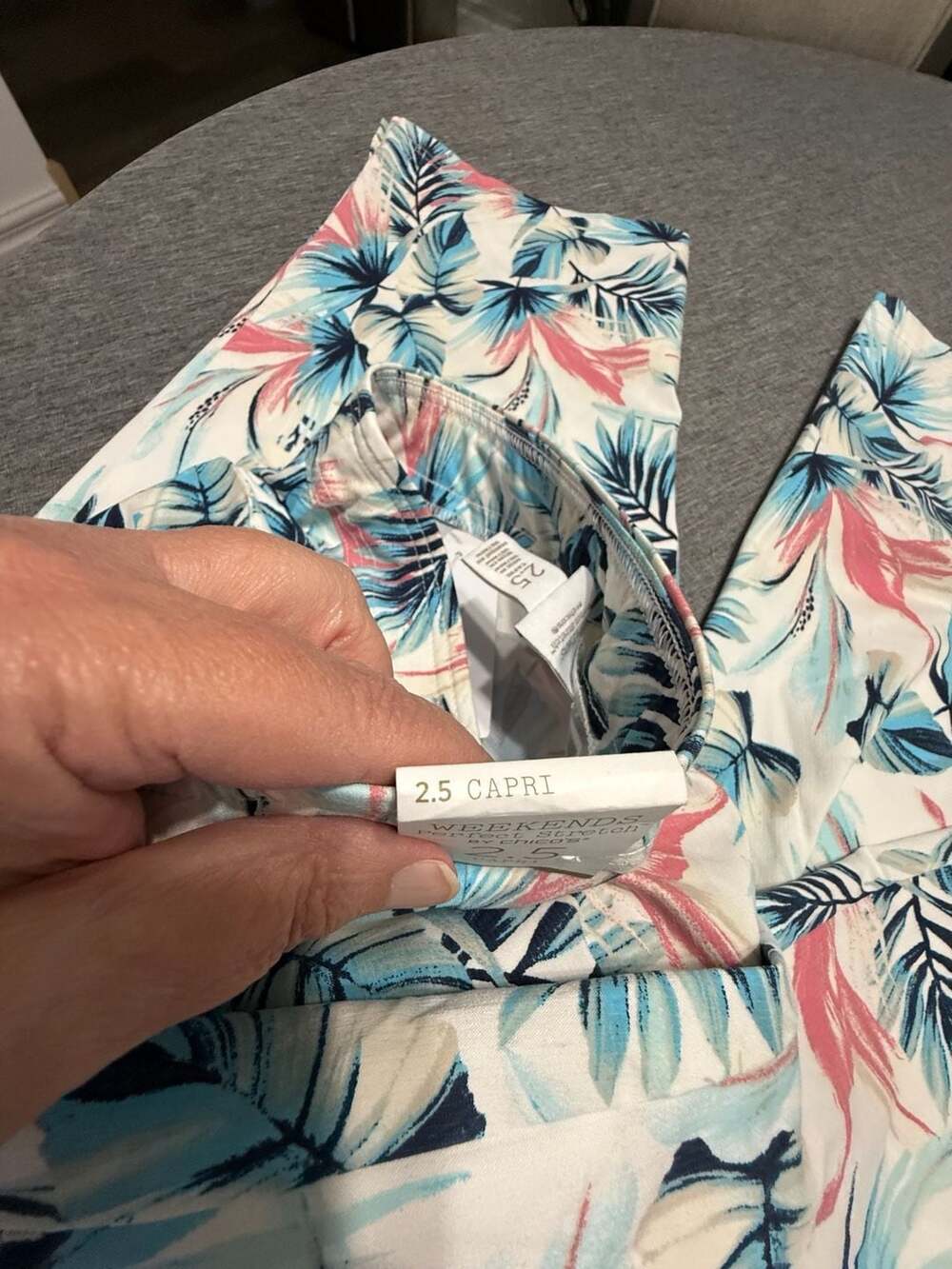 Chico's Weekends Perfect Stretch Capri Tropical Leaf Print Pants Size 2.5 - Picture 6 of 8